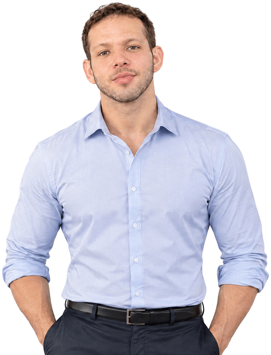 José Paulo Ferreira de pé, mãos nos bolsos, camisa azul-clara